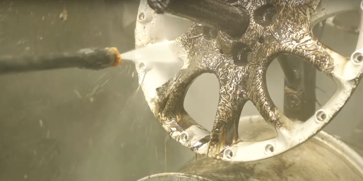 Here's How Professionals Make Damaged Wheels Look Like New