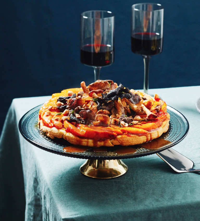 Tarte Tatin Van Pompoen Met Vanille-cantharellen En Krokante Hazelnoten