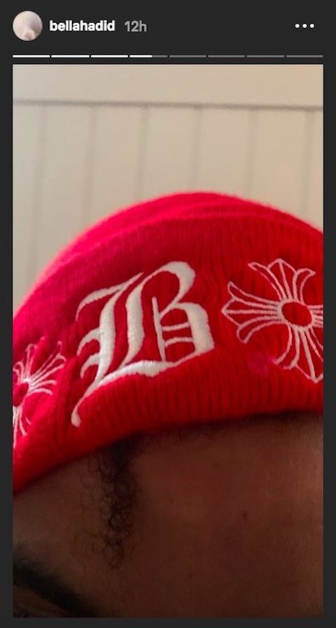 The Weeknd menggunakan topi dengan inisial B (dok. Elle)