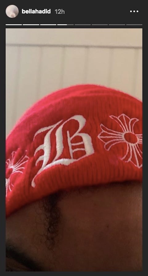 The Weeknd menggunakan topi dengan inisial B (dok. Elle)