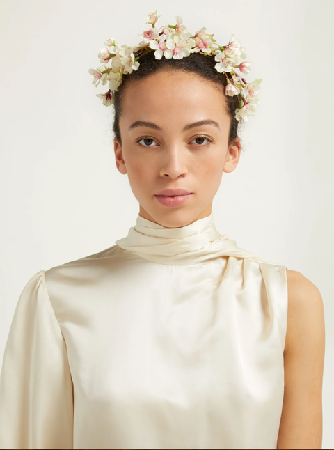 Hair, Headpiece, White, Hair accessory, Clothing, Hairstyle, Beauty, Forehead, Fashion accessory, Neck, Hair, Headpiece, White, Hair accessory, Clothing, Hairstyle, Beauty, Forehead, Fashion accessory, Neck,