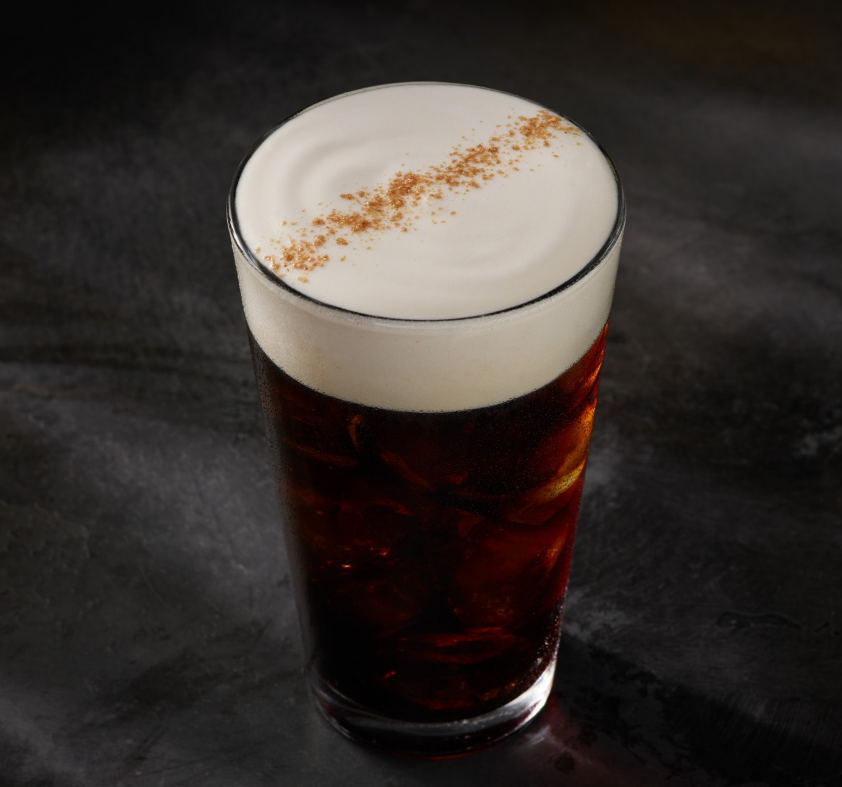 Nitro cerveja fria com espuma de cascara 