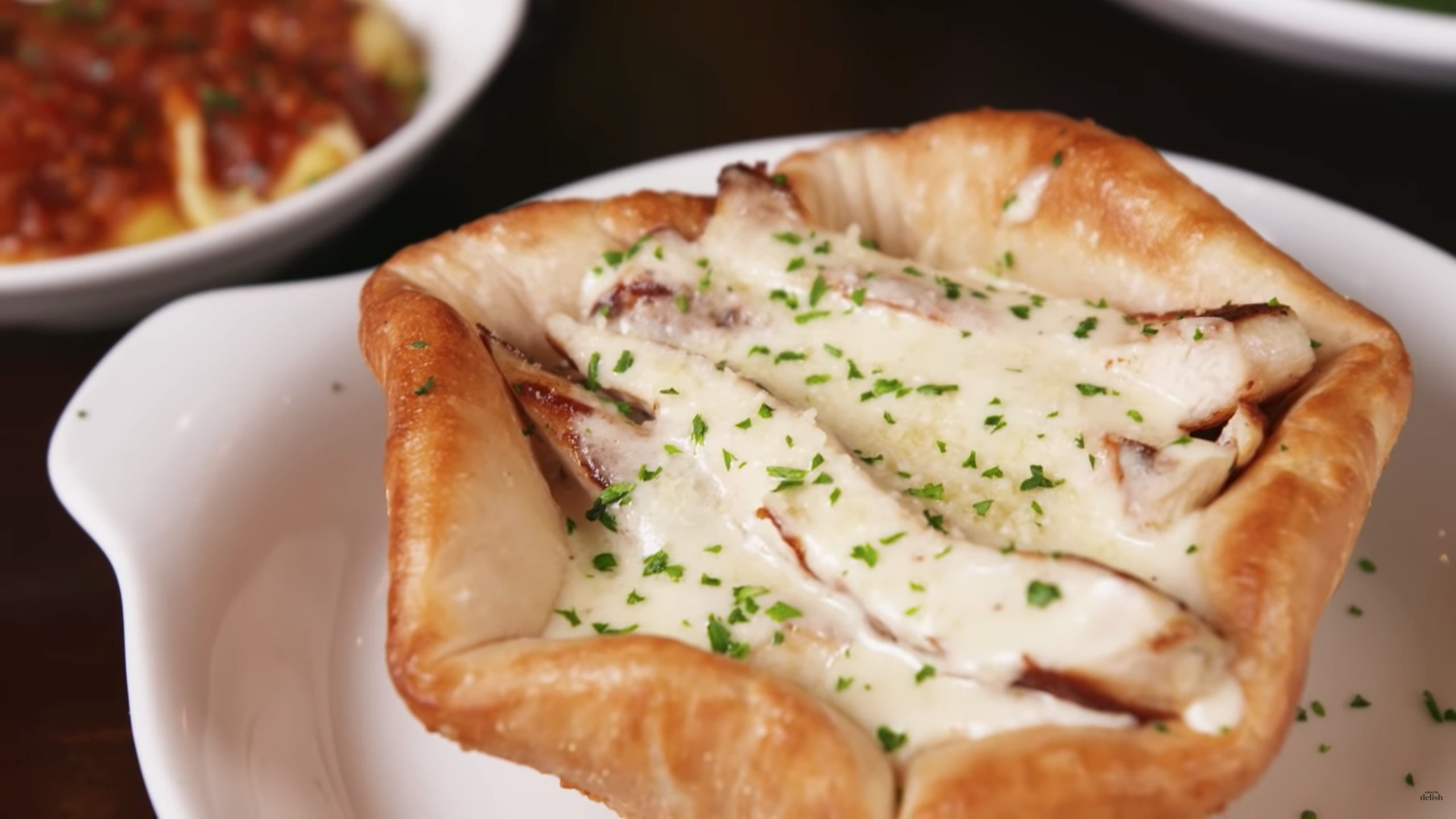 Olive Garden S Chicken Alfredo Pizza Bowl Is A New Addition To Lunch