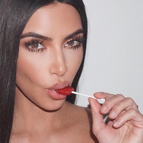 Kim Kardashian, Instagram, 'laxative' diet teas, weight loss products
