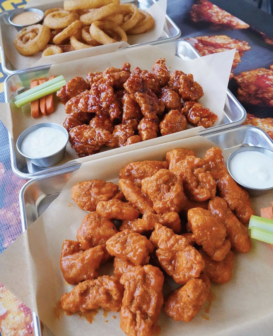 Kommentér piedestal vedhæng Buffalo Wild Wings Is Giving Away Free Wings If The Super Bowl Goes Into  Overtime