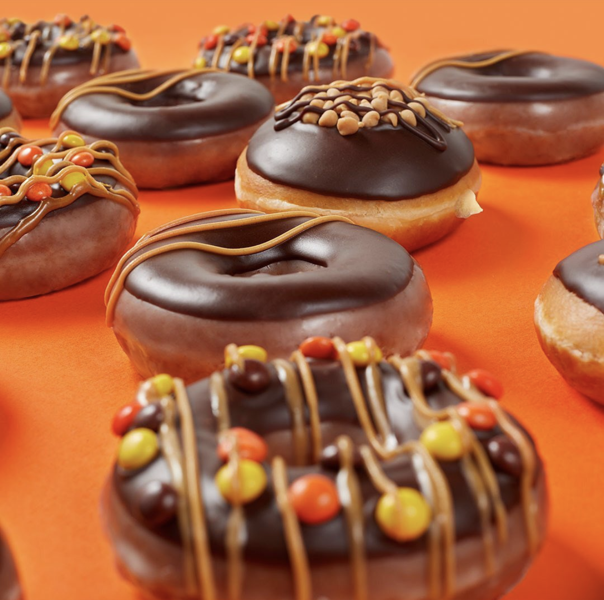 A Group Of Krispy Kreme Employees Glazed A Donut 25 Times ...