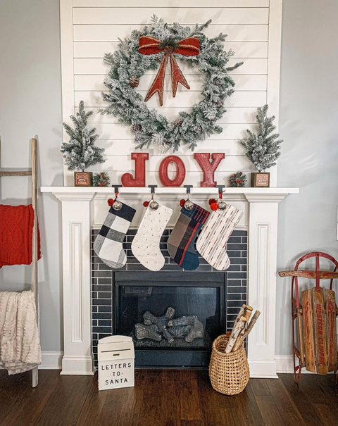 50 Christmas Mantel Decor Ideas To Upgrade Your Fireplace 2020