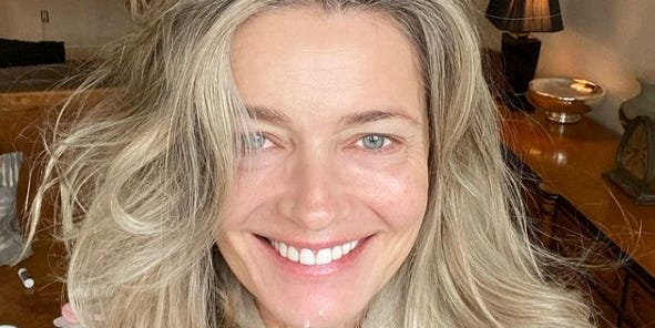 Paulina Porizkova makes a retrospective of the difficult year with the bikini photo