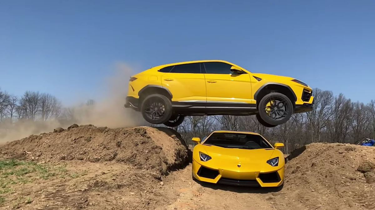 YouTuber salta con Lamborghini Urus por encima de un Aventador