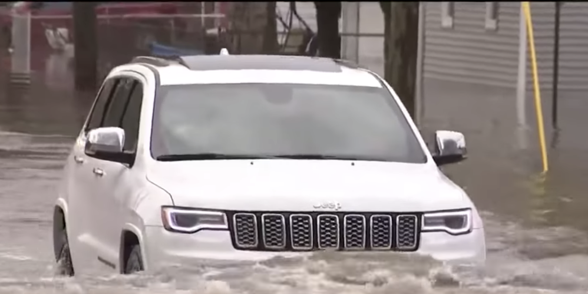 Rain puts vehicle underwater in Detroit Stellantis shipping yard - Eminetra.com