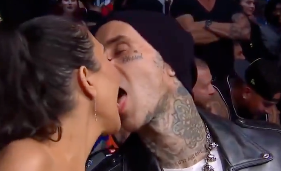 Kourtney Kardashian And Travis Barker French Kiss On Camera During Ufc Match Newsbinding