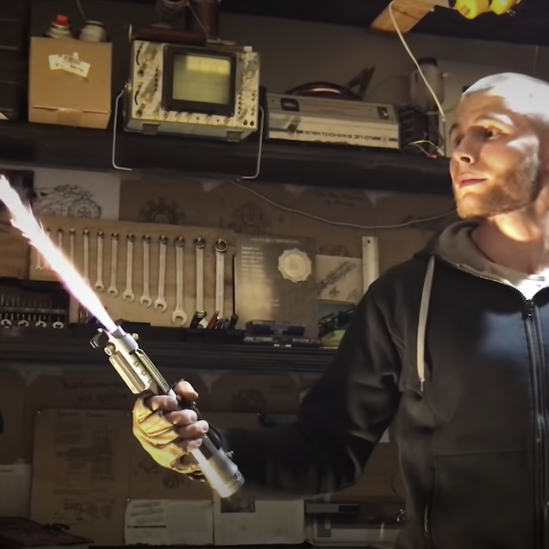 Feast Your Eyes Upon the World's First Working, Retractable Lightsaber