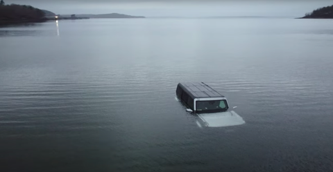 ford bronco coincé sur un banc de sable