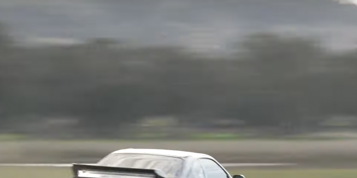 Il pilota si allontana dalla Nissan GT-R con 1500 CV 11 volte