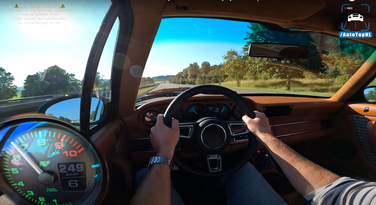 Ciesz się dźwiękiem tego RUF SCR na autostradzie