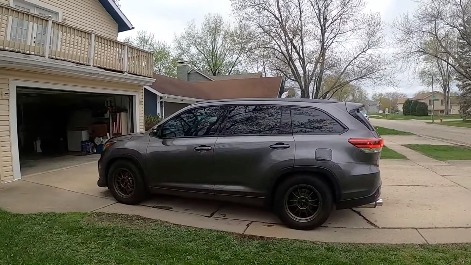 The Person Who Created This Supercharged Toyota Highlander Drag Racer Is the Hero We Need, Deserve