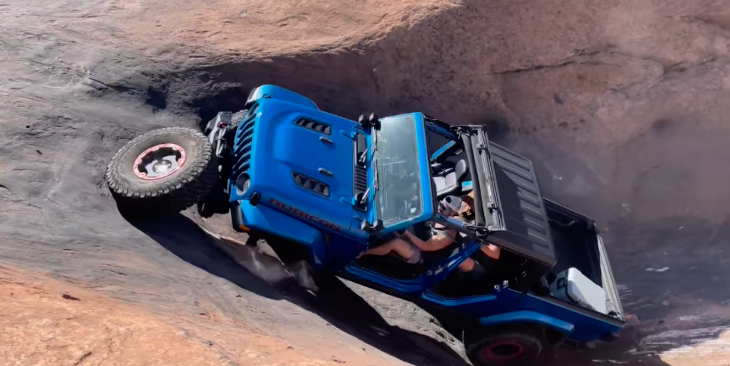 Watch Moab's Devil's Hot Tub Best a Jeep Gladiator Rubicon
