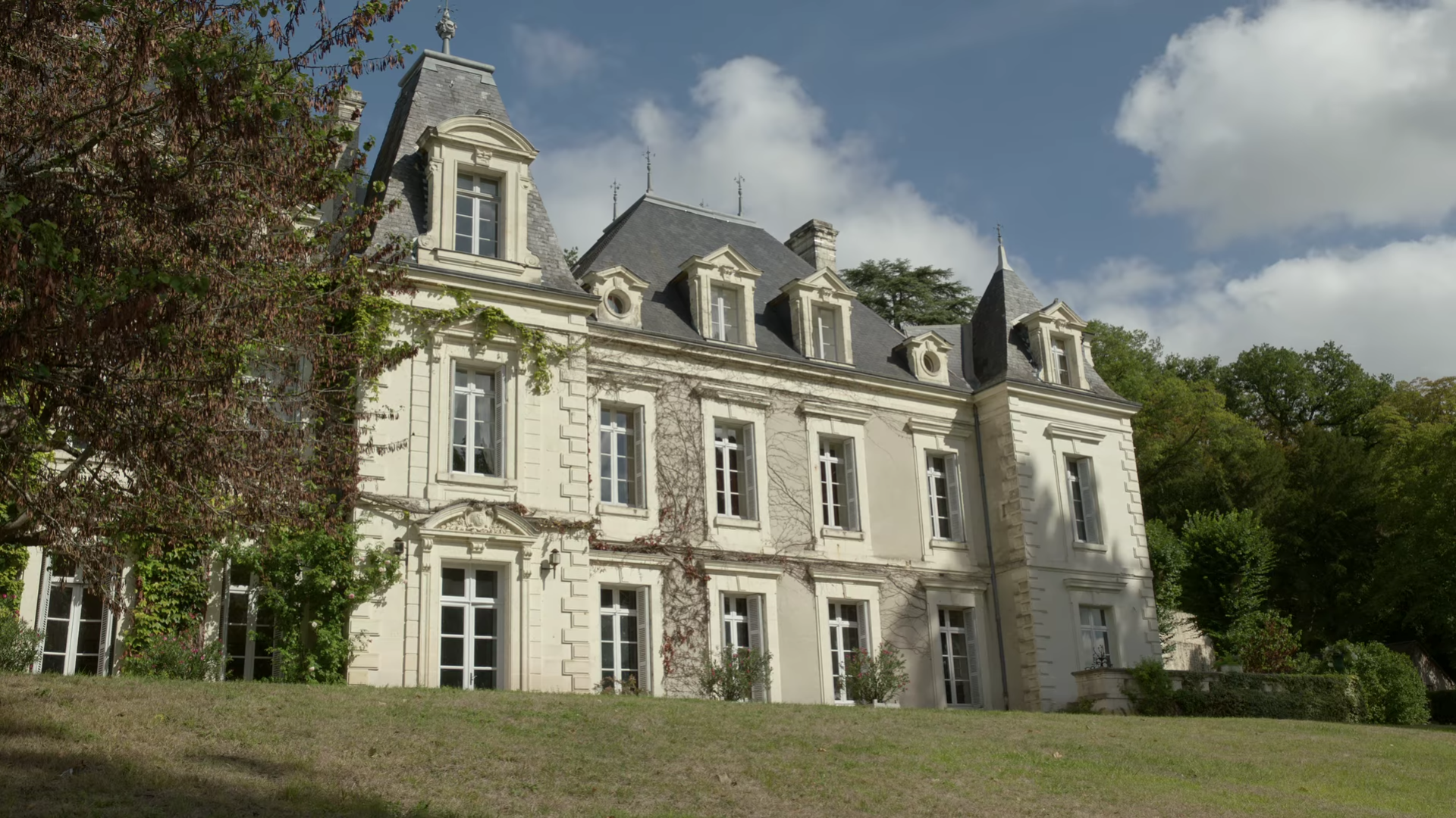 You Can Visit Le Chateau De Sonnay A French Castle Featured In Netflix S Emily In Paris