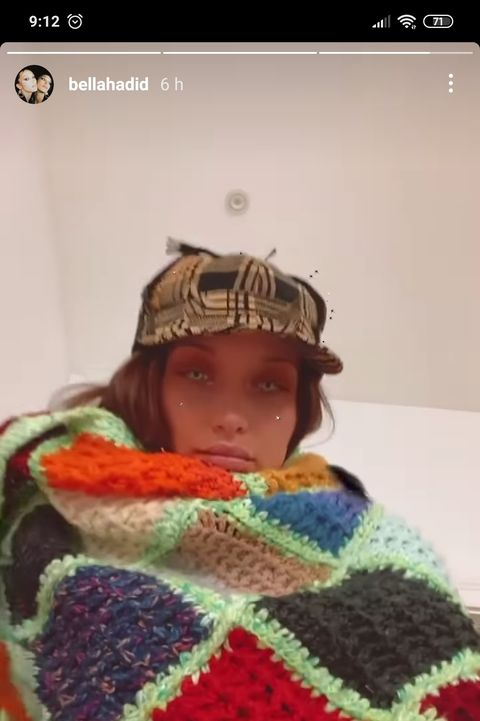 Bella Hadid tiene la bufanda de crochet divertida y
