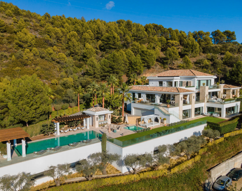 Beeldhouwwerk Buitengewoon pistool Als god in Spanje voor €27,5 miljoen: op een na duurste villa ooit in  Marbella te koop