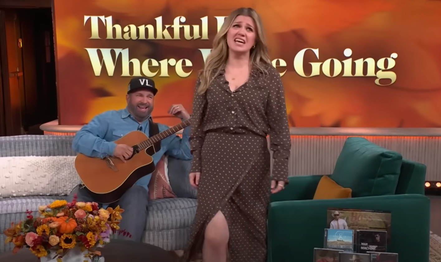 Garth Brooks Brings Kelly Clarkson to Tears with 