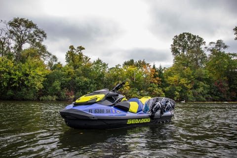 View Photos of the Yamaha WaveRunners and Sea-Doo Wake