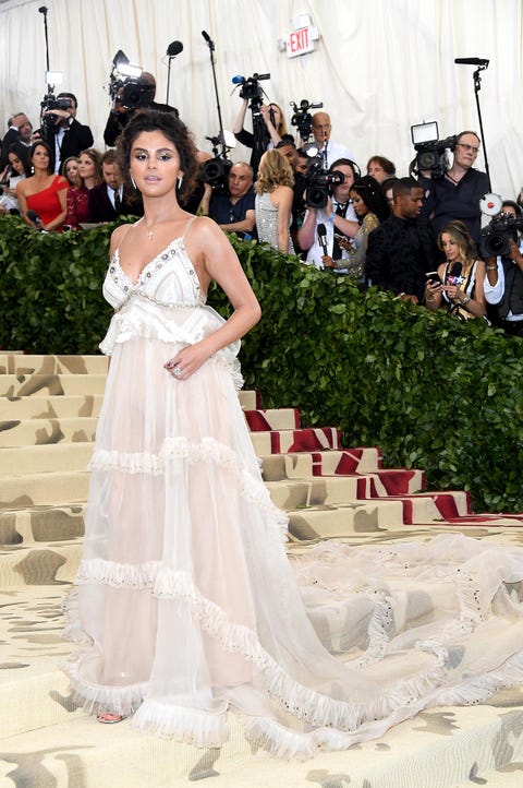 Ha repetido Selena Gomez su vestido de la Gala Met del año pasado? - Selena Gomez repite vestido en la Gala Met Ha repetido Selena Gomez su vestido de la Gala Met del año pasado? - Selena Gomez repite vestido en la Gala Met