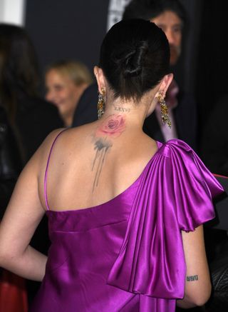 Selena Gómez y otras famosas con tatuajes en el cuello