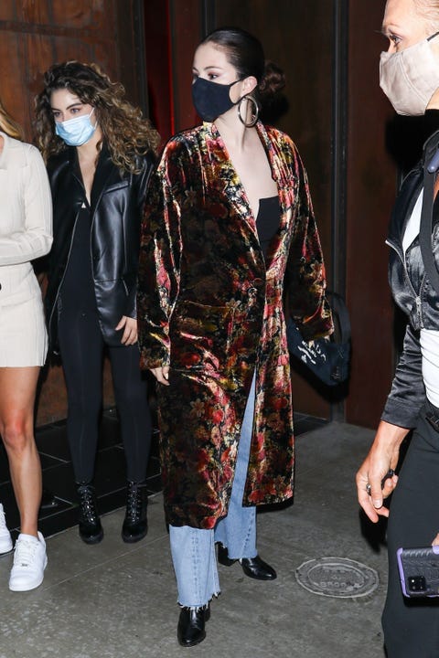 selena gomez out with friends