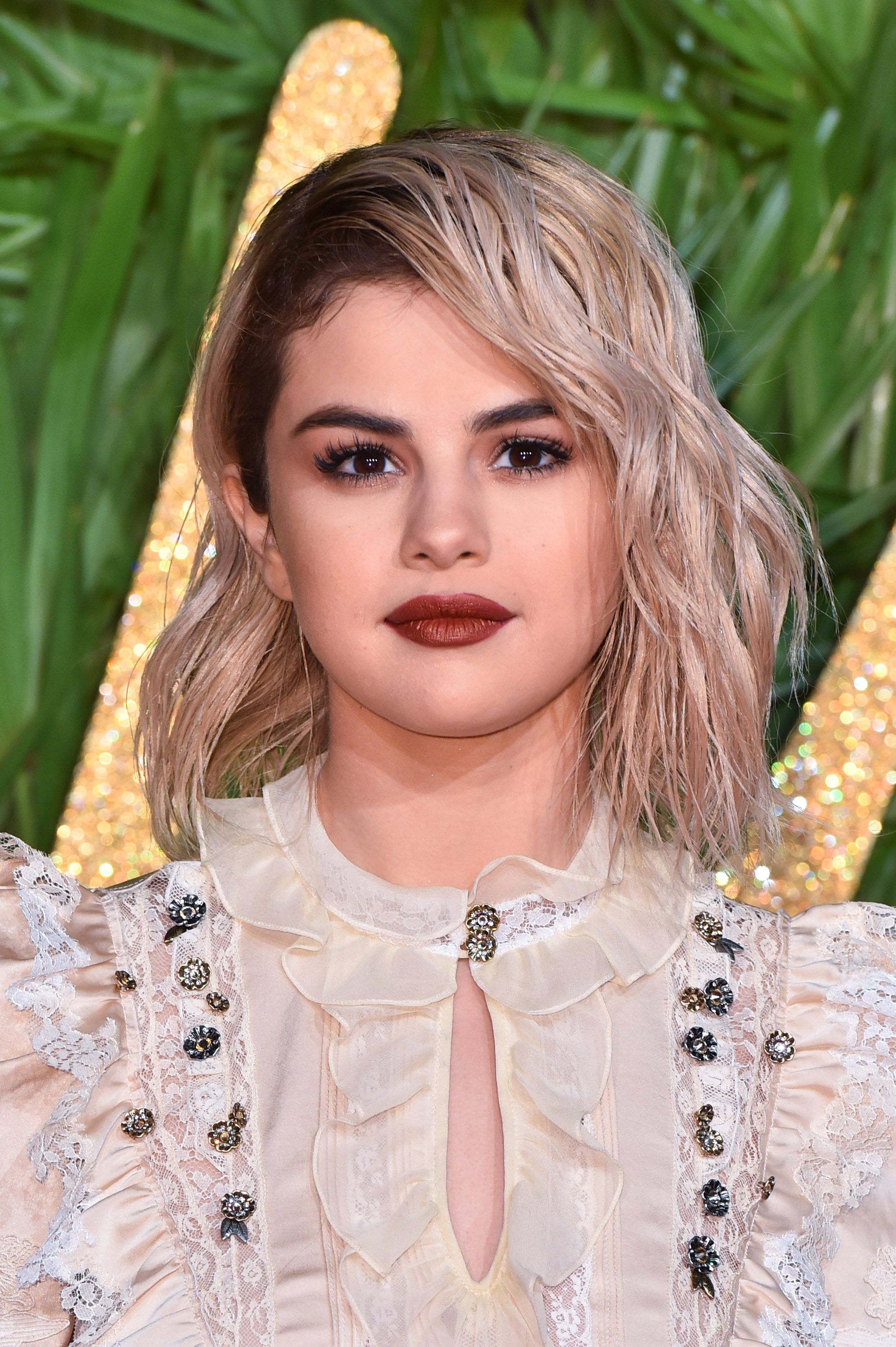 30 Best Selena Gomez Hairstyles From Short Hair And Shaved To Bangs