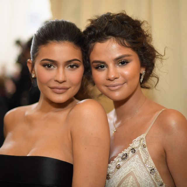 Selena Gomez en Kylie Jenner poseren samen bij het MET Gala 2018