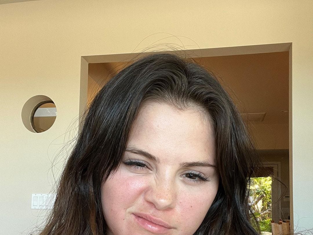 Selena Gómez celebra el nuevo álbum de Miley Cyrus sin maquillaje y está increíble Selena Gómez celebra el nuevo álbum de Miley Cyrus sin maquillaje y está increíble