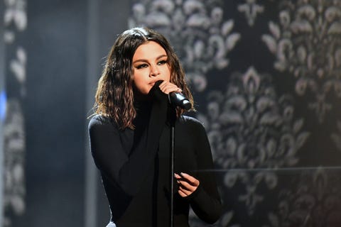 Selena Gomez Wore A Bob Two Ways The Amas 2019