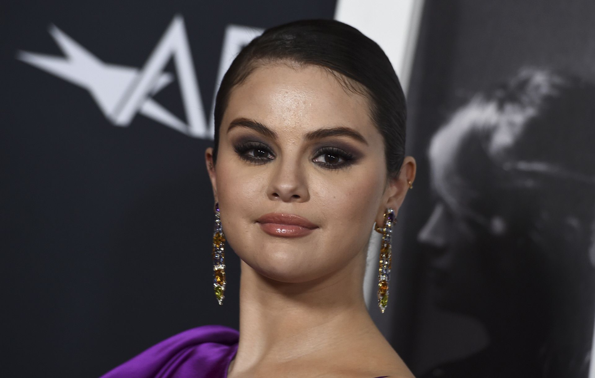 Selena Gomez: vestido lencero morado que realza sus curvas
