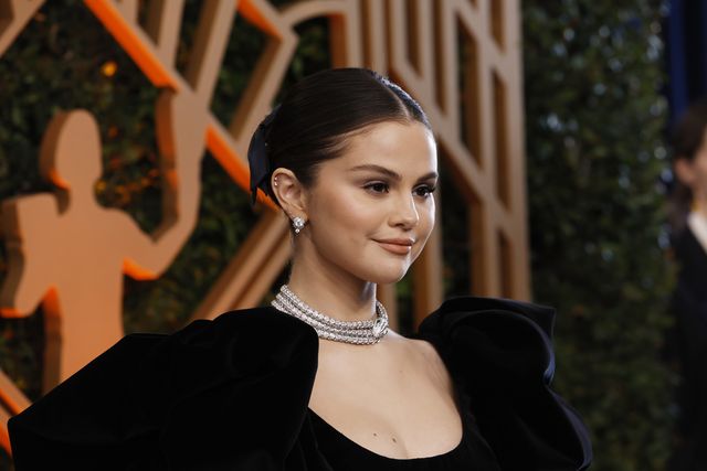 santa monica, california february 27 selena gomez attends the 28th annual screen actors guild awards at barker hangar on february 27, 2022 in santa monica, california photo by frazer harrisongetty images