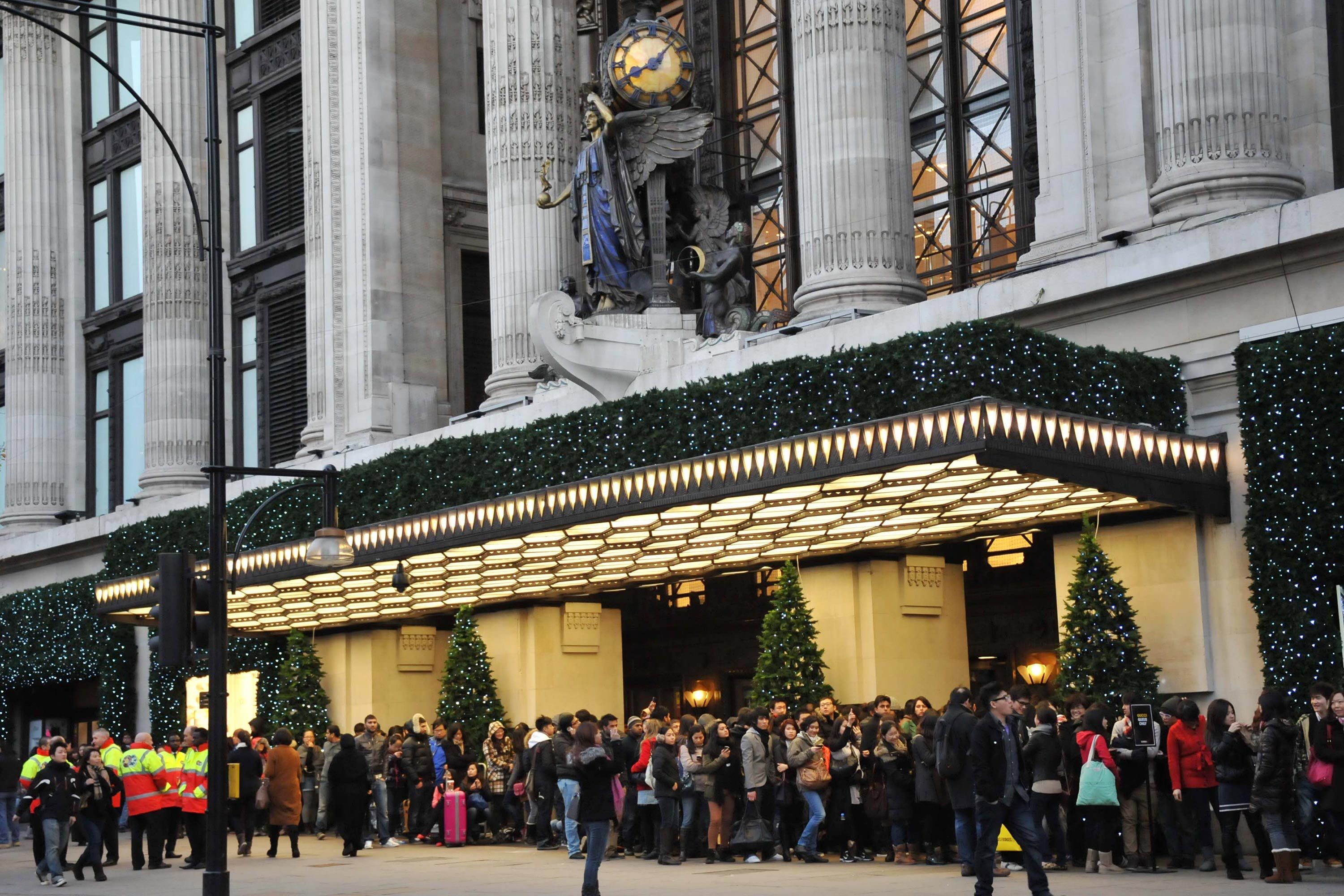 Selfridges london. Селфриджес Лондон. Магазин Селфриджес в Лондоне. Универмаг Селфридж в Лондоне. Магазин Селфридж в Лондоне.