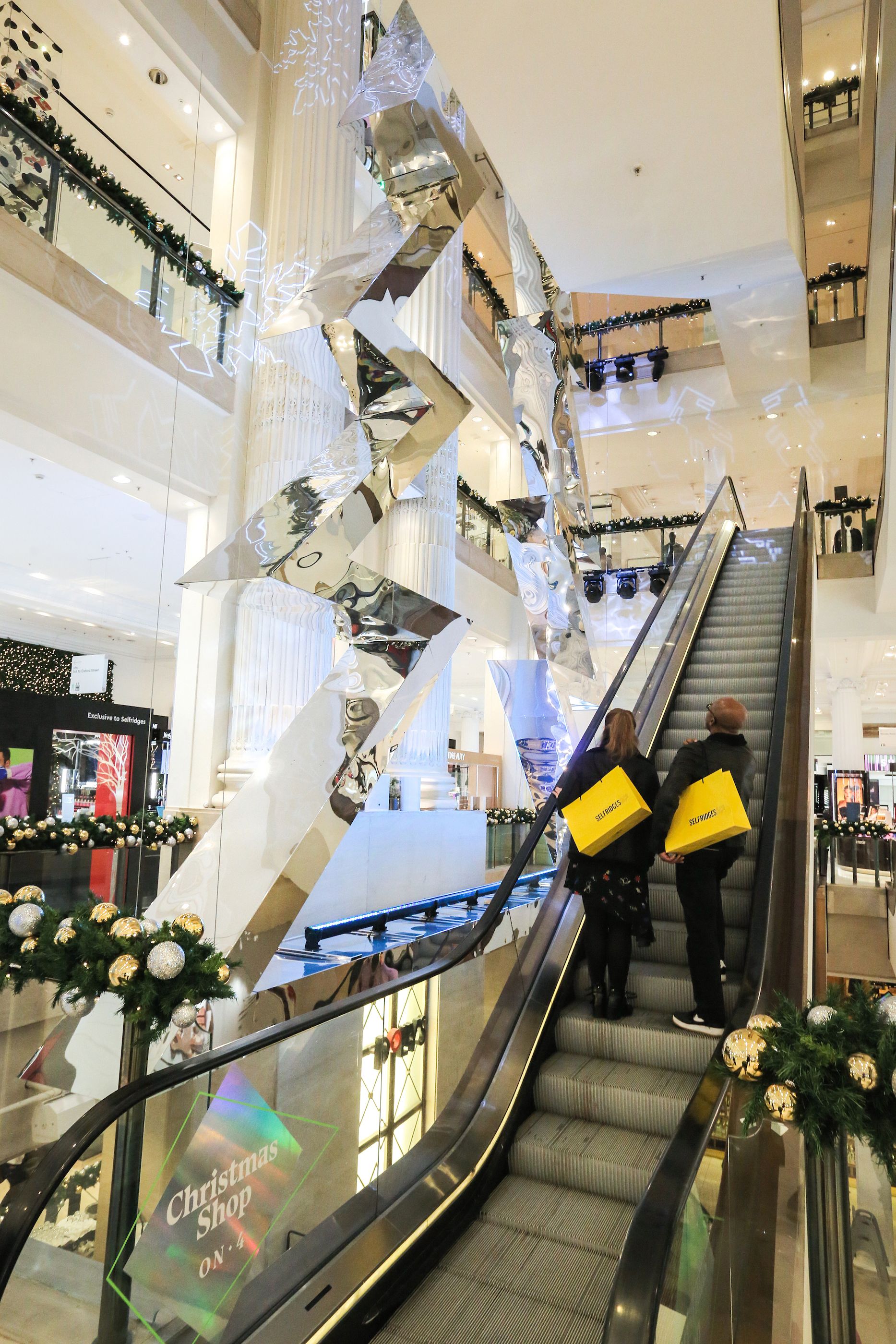 forvisning til Mesterskab Selfridges Christmas Displays Revealed With Two Months To Go