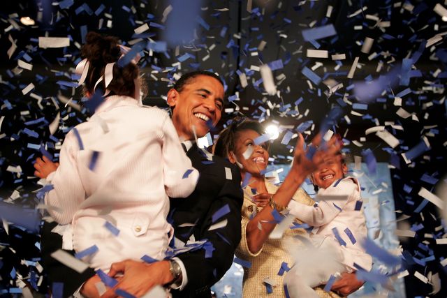 chicago, november 2-jelölt az amerikai szenátus barack obama d il meg a lánya, malia l, feleségét, michelle-t, valamint legfiatalabb lánya sasha r megünnepeljük a győzelmet a szurkolók több mint repulican rivális alan keyes november 2, 2004-ben chicagóban, illinois-i obama várható volt, hogy könnyen legyőzni keyes ebben az első szenátus verseny, amely a két nagy párt afro-amerikai jelöltek fotó: scott olsongetty képek