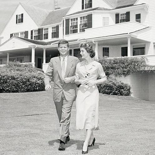 jfk and jackie kennedy in front of house