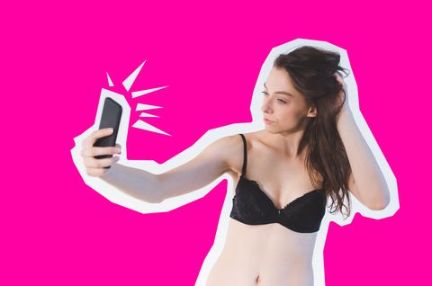 Uma pessoa de lingerie tirando uma selfie recortada em um fundo rosa brilhante