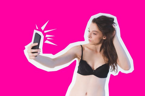 Una persona en lencería tomando un selfie recortada sobre un fondo rosa brillante