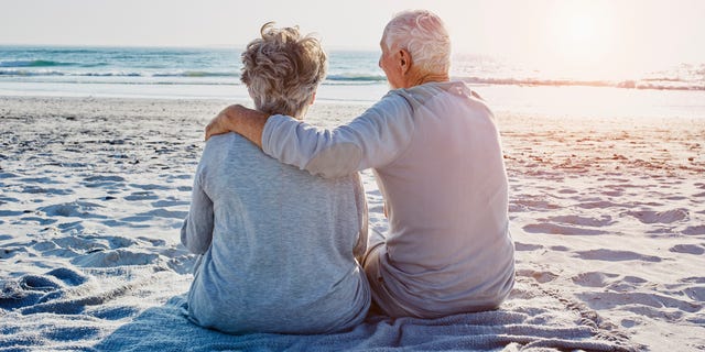 60年前の手作りドレスに身を包み 80代夫婦の記念写真が話題 60年前の手作りドレスに身を包み 80代夫婦の記念写真が話題