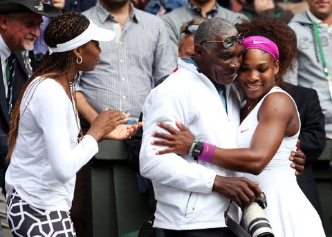 Londra, Anglia 07 iulie Serena Williams R din SUA sărbătorește alături de tatăl ei Richard Williams și sora Venus Williams după finala de simplu feminin împotriva Poloniei Agnieszka Radwanska în ziua a 12-a a Campionatului de tenis și crochet din All England, la Wimbledon.  Clubul pe 7 iulie 2012 din Londra, Anglia, Julian Finnagetti Images