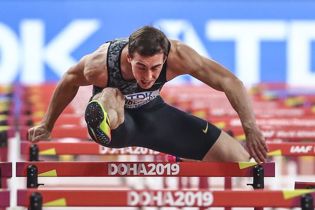 serguéi shubenkov pasa una valla durante el mundial de atletismo de doha 2019
