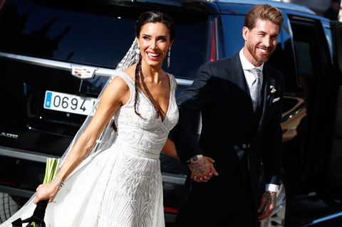  Sergio Ramos con un chaqué de color negro con una corbata gris brillante del brazo de su madre, que ha escogido para la boda de su hijo un espectacular vestido en color pistacho con el que estaba guapísima.