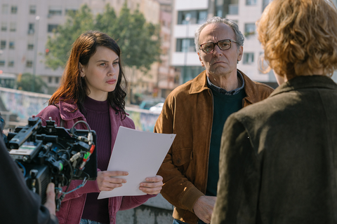 milena smit y jose coronado en la chica de nieve, la serie de netflix