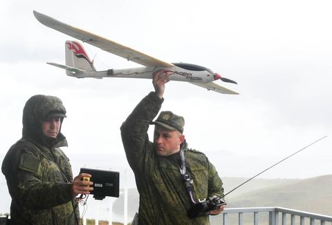 le unità di fanteria navale della flotta della marina russa del Pacifico tengono l'esercitazione nel territorio di primorye