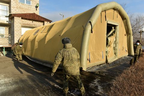 l'esercito schiera un ospedale da campo per pazienti covid19 a chernogorsk khakassia russia