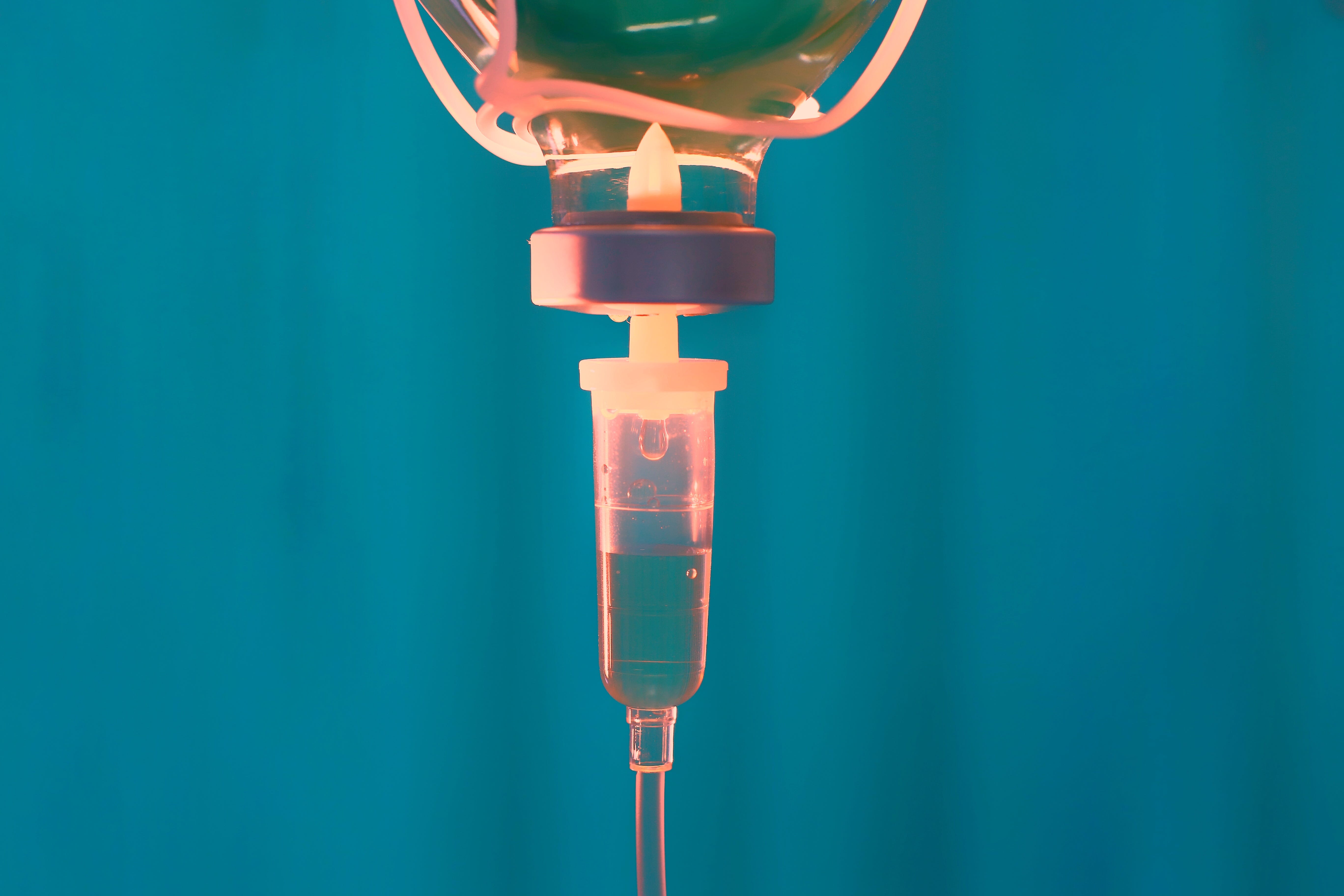 IV ensemble fluide intraveineux goutte saline goutte à goutte chambre d'hôpital,Concept médical,traitement urgence et injection médicament infusion soins chimiothérapie, concept.Fond lumière bleue,photo stock à mise au point sélective