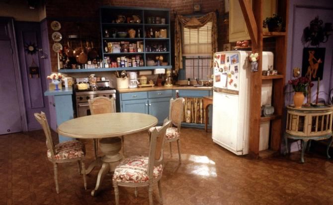 El apartamento de 'Friends' pintó de morado con una intención - El creador del apartamento de Friends habla de su